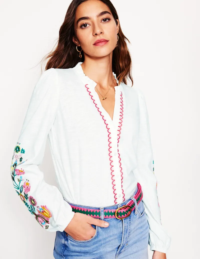 T-shirts & Tops | Oberteile | Boden Bestickte Bluse mit Rüschenausschnitt-Weiß/Bunt, Blumenstickerei Weiß/Bunt,Blumenstickerei