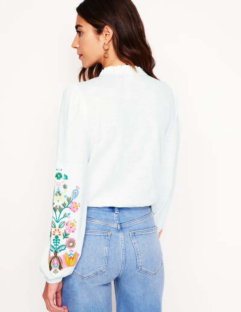 T-shirts & Tops | Oberteile | Boden Bestickte Bluse mit Rüschenausschnitt-Weiß/Bunt, Blumenstickerei Weiß/Bunt,Blumenstickerei