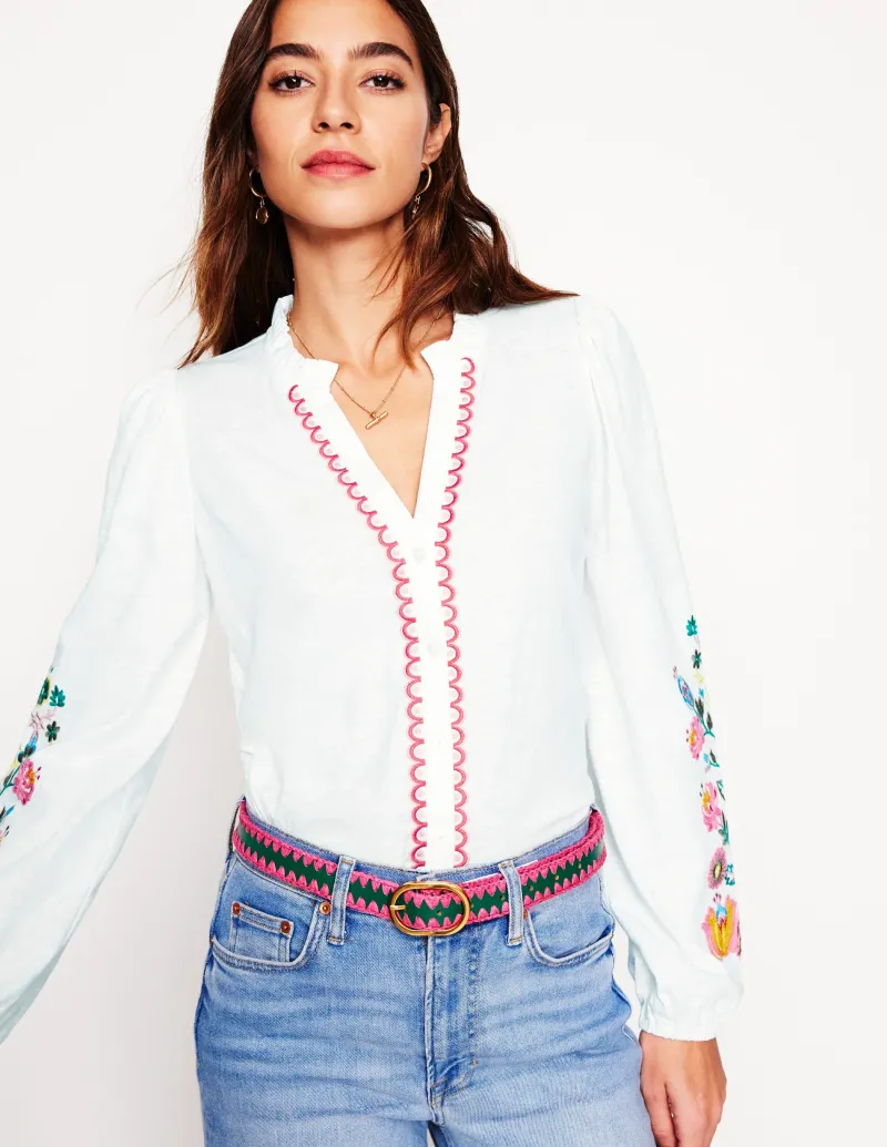 T-shirts & Tops | Oberteile | Boden Bestickte Bluse mit Rüschenausschnitt-Weiß/Bunt, Blumenstickerei Weiß/Bunt,Blumenstickerei