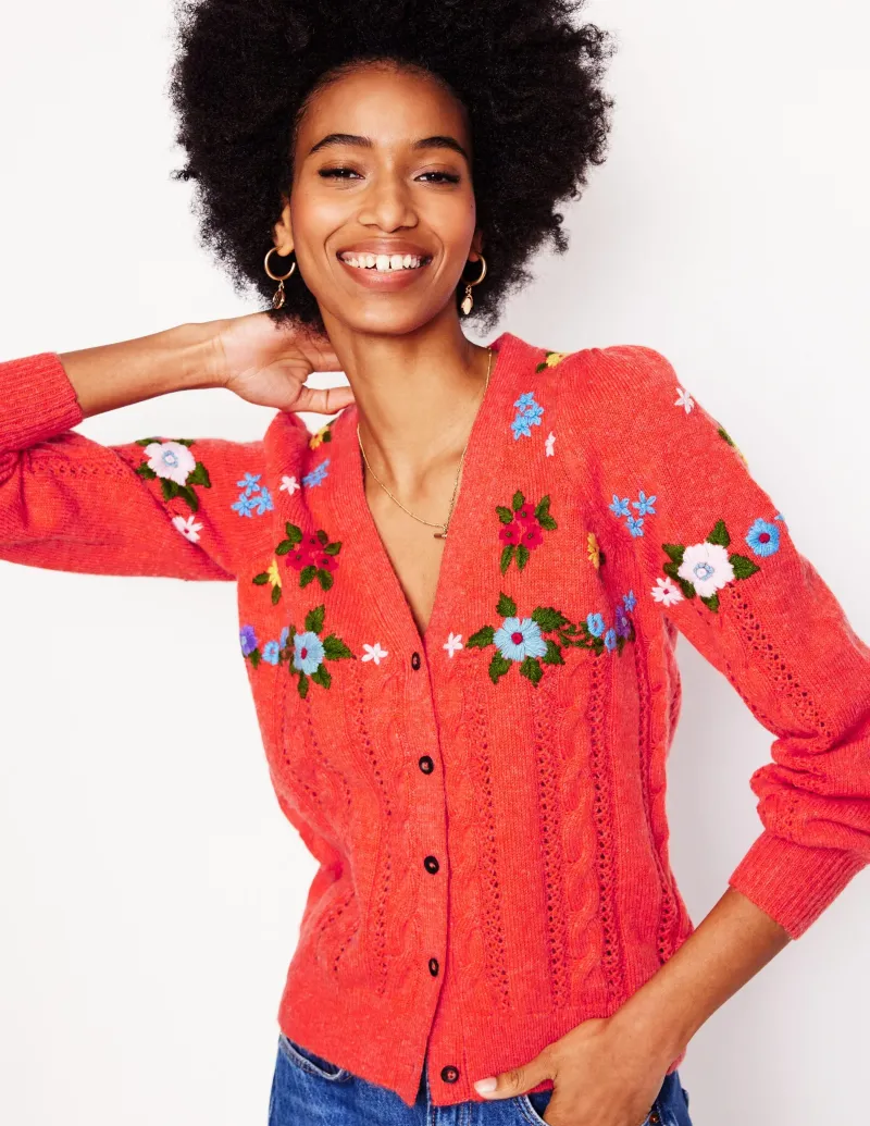 Pullover & Strickjacken | Boden Flauschige Strickjacke mit Stickerei- Knallrot