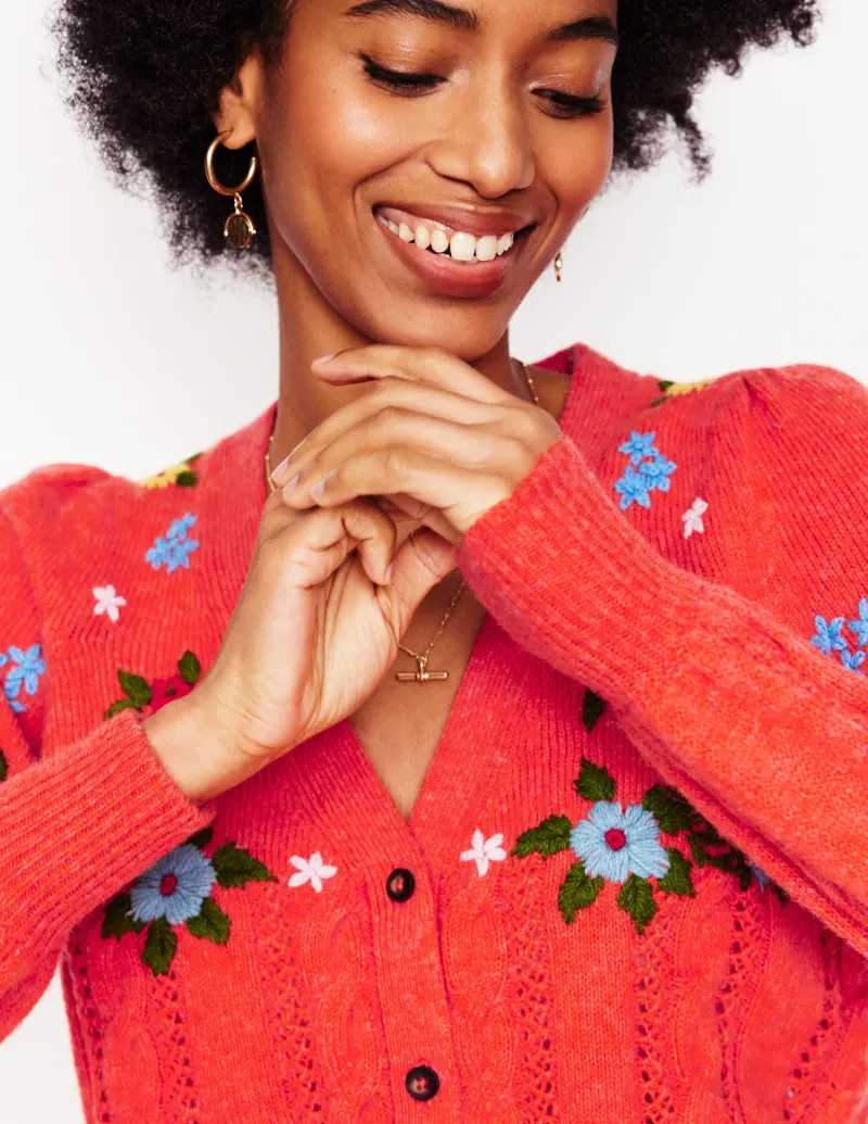Pullover & Strickjacken | Boden Flauschige Strickjacke mit Stickerei- Knallrot
