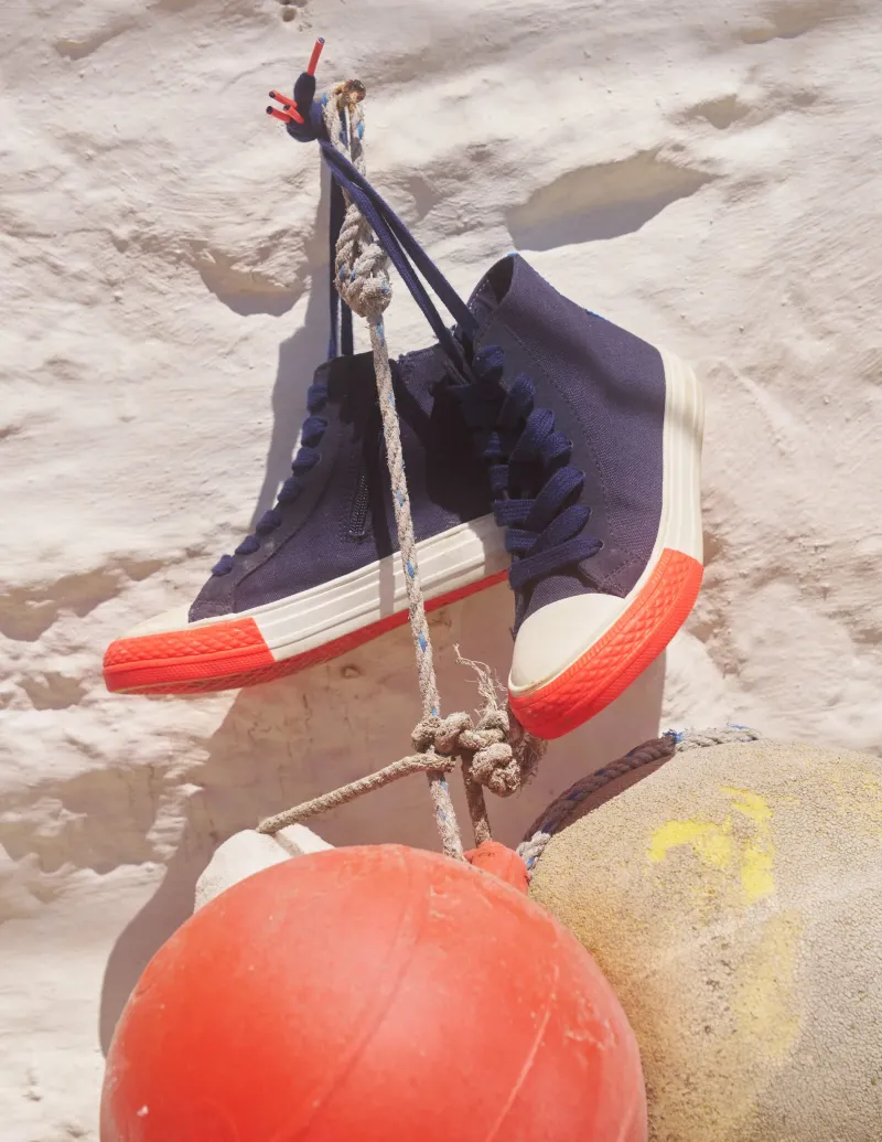 Schuhe, Turnschuhe & Sandalen | Boden Hochgeschnittene Canvas-Sneaker mit Kontrastdetails-Marineblau Blau MarineblauBlau