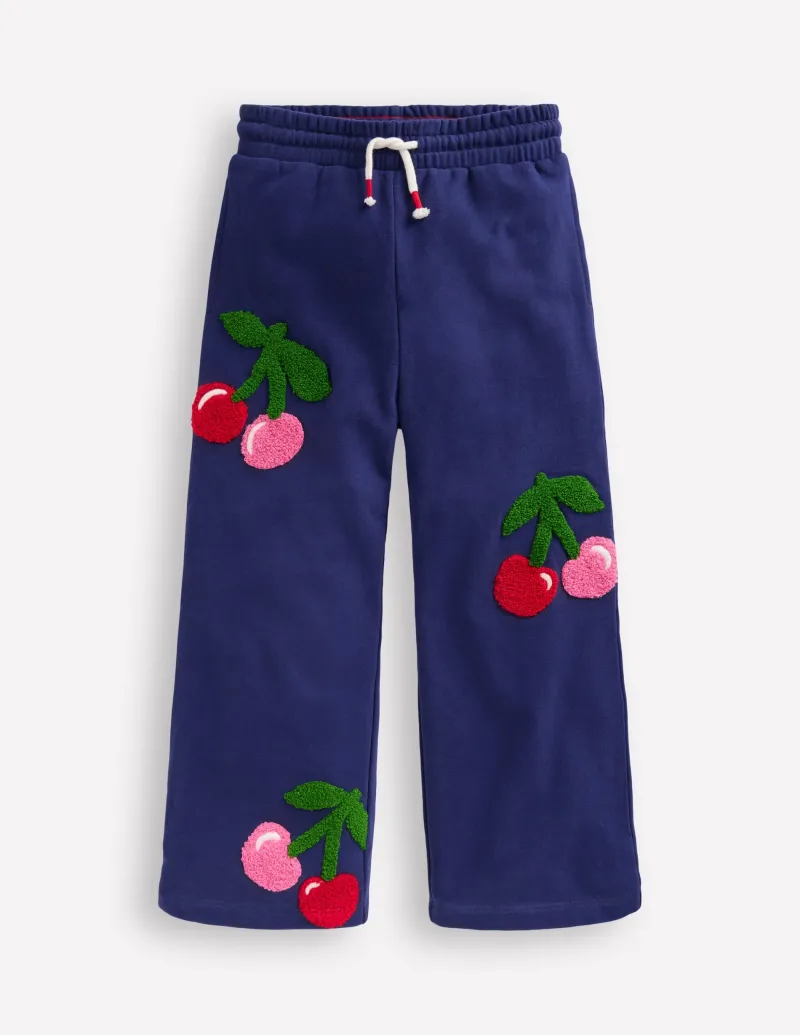 Hosen & Jeans | Boden Jogginghose mit weitem Bein und Applikation-Steuerbordblau Kirschen SteuerbordblauKirschen