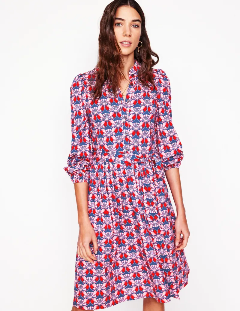 Kleider & Jumpsuits | Knielang | Boden Willow Kurzes Hemdblusenkleid mit Rüschen-Mohnrot, Geometrisches Gänseblümchenmuster Mohnrot,GeometrischesGänseblümchenmuster