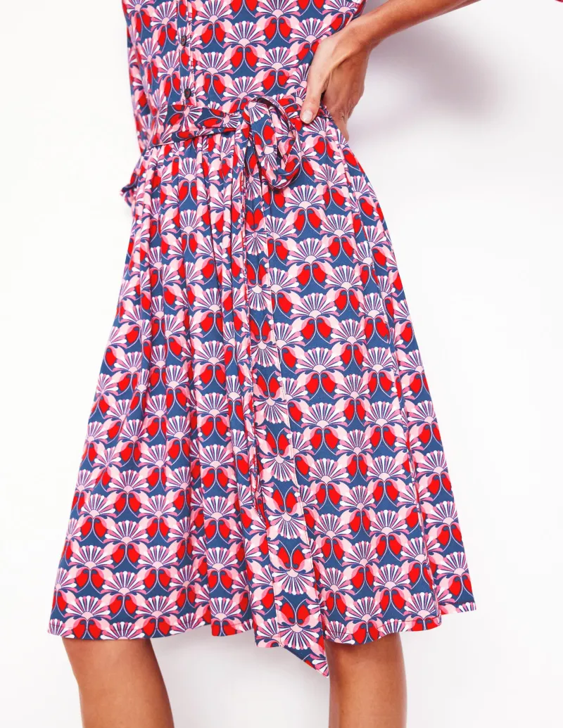 Kleider & Jumpsuits | Knielang | Boden Willow Kurzes Hemdblusenkleid mit Rüschen-Mohnrot, Geometrisches Gänseblümchenmuster Mohnrot,GeometrischesGänseblümchenmuster